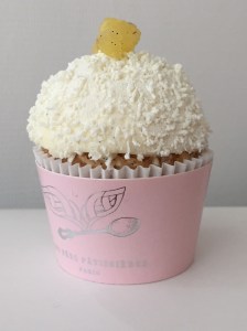 Sable croustillant à la noix de coco grillée, biscuit moelleux à la noix de coco, marmelade d'ananas rôti, crème vanille au rhum et gelée de  mangue